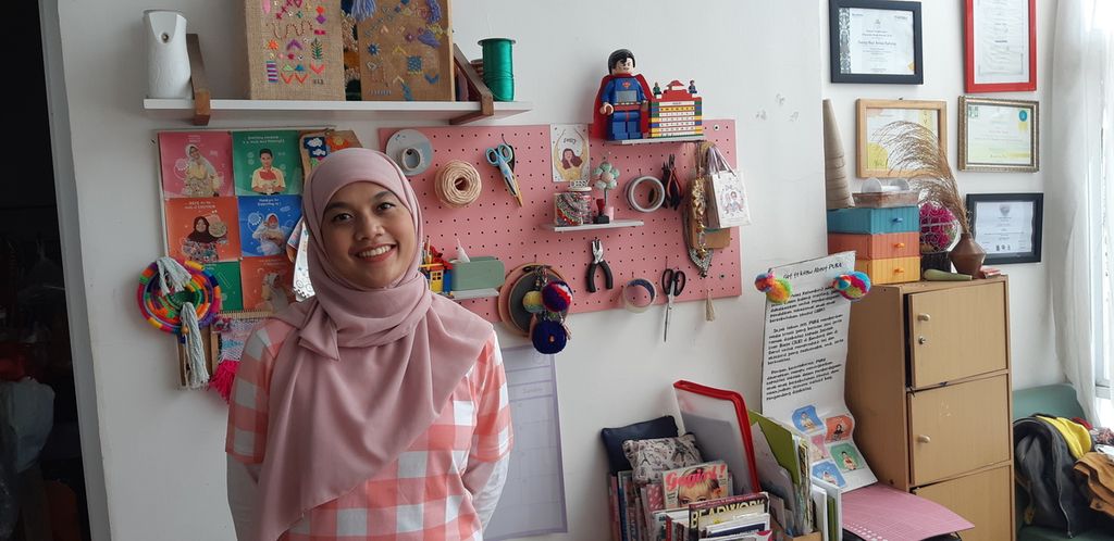 Dessy Nur Anisa Rahma memberdayakan difabel tuli dan wicara untuk berkarya membuat tas laptop dan aksesori dengan jenama Pulas Katumbiri atau Puka. Dessy berpose bersama produk Puka saat ditemui di Bandung pada Maret 2023. 