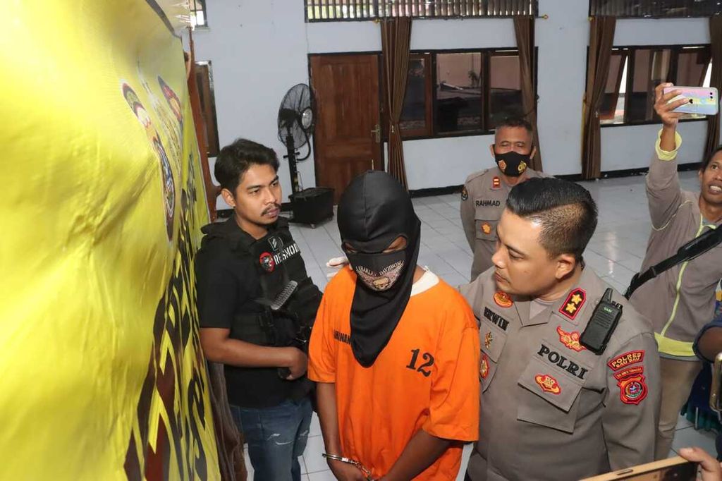 Kepala Polres Baubau AKBP Erwin Pratomo berbicara dengan tersangka kasus perkosaan anak kandung dalam jumpa pers, di Baubau, Sulawesi Tenggara, 9 Agustus 2022. Dalam kasus itu, korban hamil dan melahirkan. 