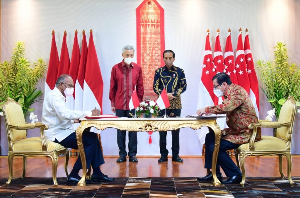 Menteri Hukum dan HAM Yasonna H Laoly disaksikan Presiden Joko Widodo menandatangani perjanjian ekstradisi Indonesia dan Singapura, di Bintan, Kepulauan Riau, Selasa (25/1/2022).