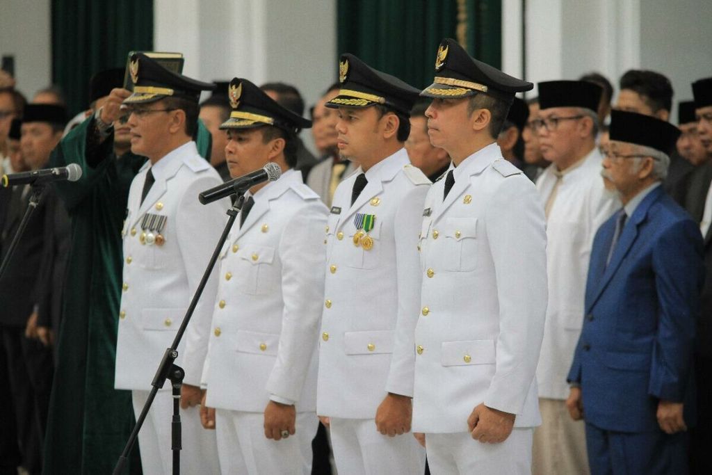 Selain melantik Bima-Dedie sebagai Wali Kota-Wakil Wali Kota Bogor, Gubernur Jawa Barat Ridwan Kamil juga melantik Herdiat Sunarya dan Yana D Putra sebagai Bupati dan Wakil Bupati Ciamis.