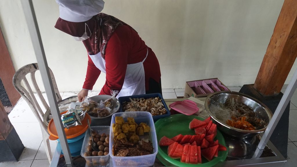 Kader dari Posyandu Mawar Merah, Dusun Klangon, Sedayu, Bantul, DIY, tengah menyiapkan makanan tambahan yang diberikan kepada setiap anak yang mendapatkan pelayanan pemantauan tumbuh kembang pada Jumat (2/10/2022). Pemberian makanan tambahan ini merupakan bagian dari Program Gerai Mami Gizela atau Gerakan Remaja Penuhi Makan Minum Gizi Lengkap pada Balita yang diinisiasi oleh puskesmas setempat dalam upaya pencegahan tengkes.