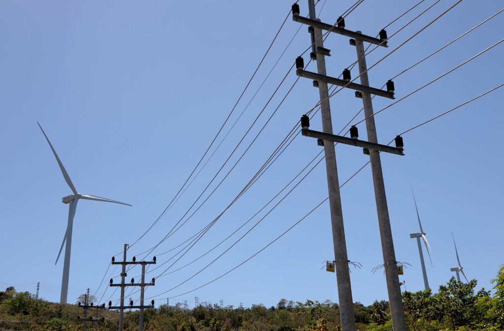 Sejumlah turbin Pembangkit Listrik Tenaga Bayu Sidrap terlihat di salah satu dari tiga bukit di Desa Mattirosi dan Desa Lainungan, Kecamatan Watang Pulu, Kabupaten Sidenreng Rappang, Sulawesi Selatan, Senin (22/7/2019). Pembangkit dengan kapasitas total sebesar 75 MW ini terdiri dari 30 turbin yang masing-masing berkapasitas 2,5 MW. Pembangkit tenaga bayu komersial pertama di Indonesia ini dibangun dengan biaya sekitar 150 juta dollar AS. Bulan ini, Juli 2019, pembangkit ini genap setahun memasok kebutuhan listrik untuk masyarakat.