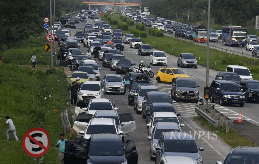 Antrean kendaraan yang akan memasuki <i>rest area</i> Km 86 Tol Cikopo-Palimanan, Subang, Jawa Barat, Sabtu (7/5/2022). Penuhnya <i>rest area</i> membuat para pengendara memilih untuk berhenti di bahu jalan untuk beristirahat. 