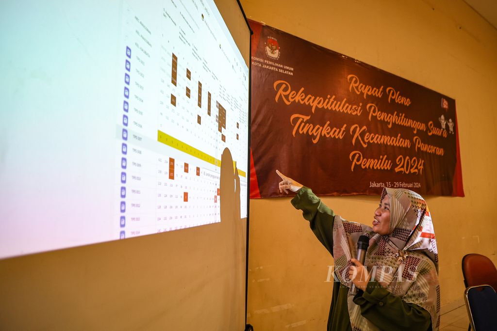 Petugas PPK menunjukkan data rekapitulasi hasil penghitungan suara tingkat kecamatan di GOR Pengadegan, Kecamatan Pancoran, Jakarta Selatan, Jumat (16/2/2024). 