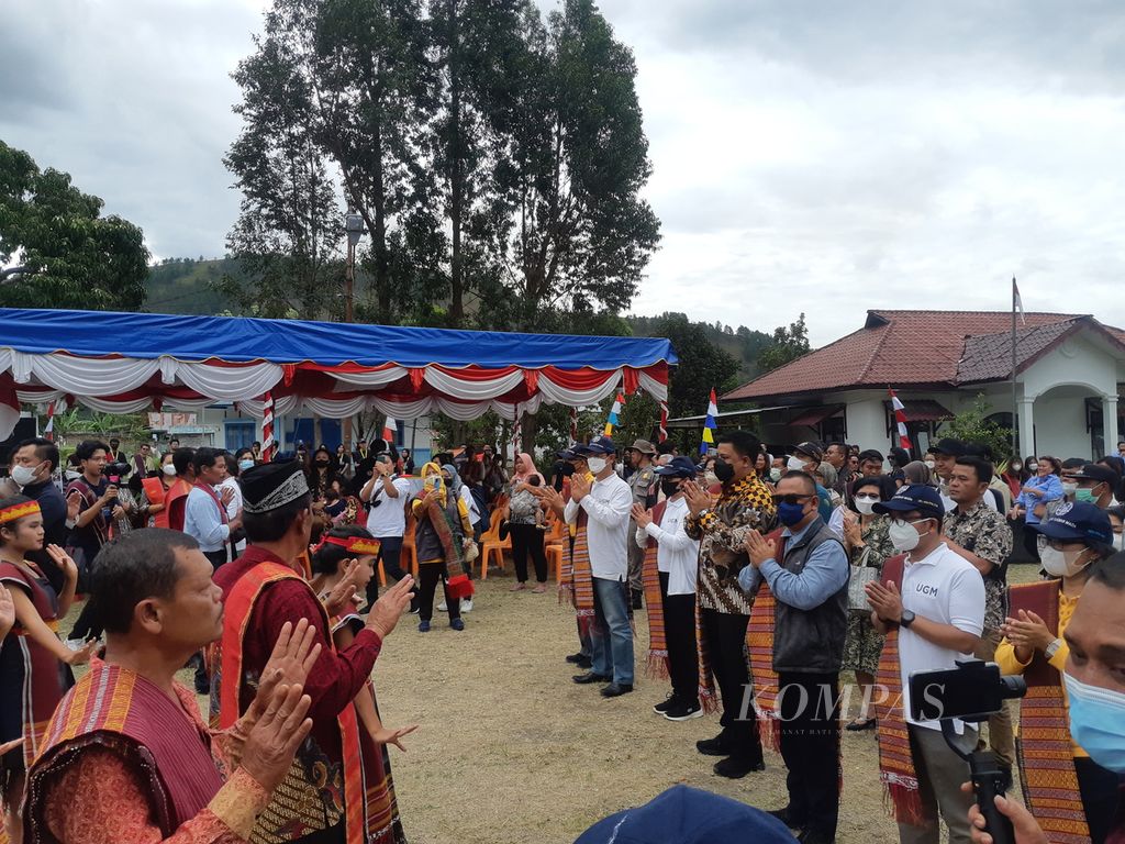 Rektor Universitas Gadjah Mada Ova Emilia (mengenakan masker berwarna hitam dan topi) didampingi Bupati Samosir Vandiko T Gultom (berbaju batik) disambut penari tortor di Samosir, Sumatera Utara, Kamis (4/8/2022).