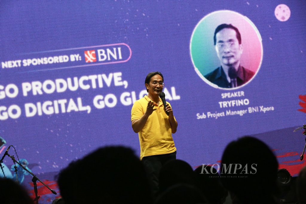 Sub-Project Manager BNI Xpora Tryfino mengajak para peserta muda untuk menghasilkan produk dan <i>go digital</i> pada hari terakhir Kompasfest 2022 Presented by BNI bertajuk ”Freedom” di M Bloc Space, Jakarta, Sabtu (20/8/2022).