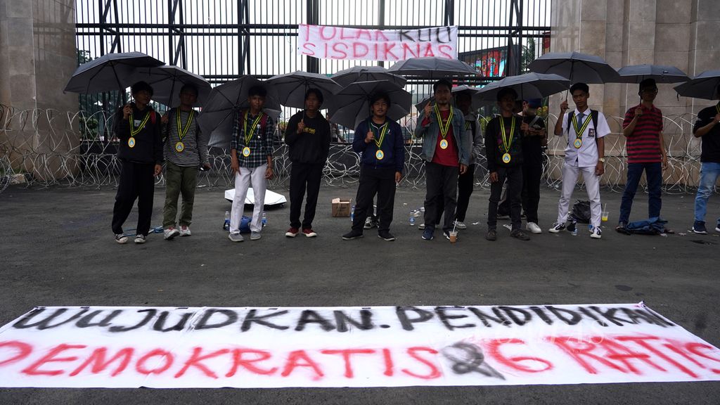 Para pelajar yang tergabung dalam Pelajar Islam Indonesia menggelar aksi di depan kompleks DPR, Jakarta, menolak Rancangan Undang-Undang Sistem Pendidikan Nasional (RUU Sisdiknas), Senin (29/8/2022). Mereka menilai RUU Sisdiknas justru merugikan bagi sistem pendidikan yang berjalan. RUU Sisdiknas ini akan berdampak pada kesejahteraan guru dan bisa berpengaruh pada kualitas pendidikan yang berjalan.