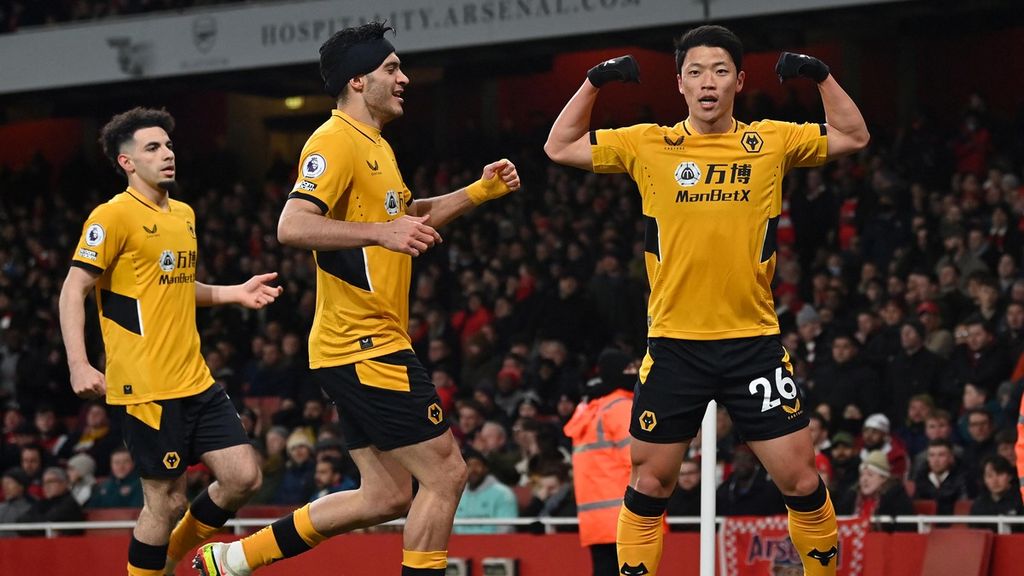 Penyerang Wolverhampton Wanderers Korea Selatan Hwang Hee-chan (kanan) merayakan gol bersama rekan satu timnya setelah mencetak gol pembuka pertandingan sepak bola Liga Inggris antara Arsenal dan Wolverhampton Wanderers di Stadion Emirates di London pada 24 Februari 2022. 