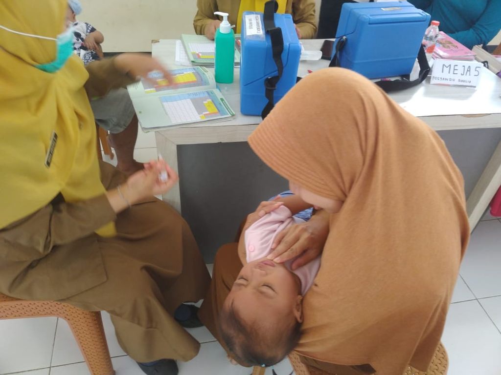 Seorang anak di Kota Batu, Jawa Timur, mendapat imunisasi polio tahap pertama, Januari 2024. Pekan Imunisasi Nasional (PIN) polio akan kembali digelar pada 19-25 Februari 2024.