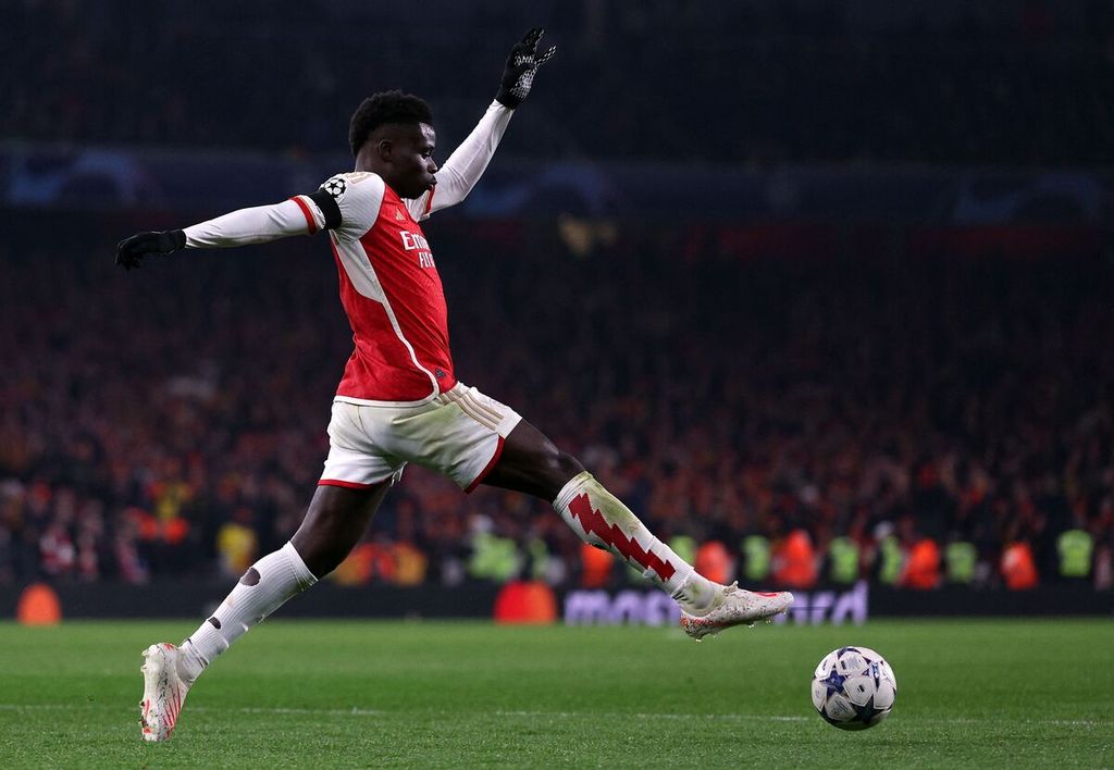 Penyerang Arsenal, Bukayo Saka, mengontrol bola saat laga lawan Lens di Liga Champions, Kamis (30/11/2023) dini hari WIB.
