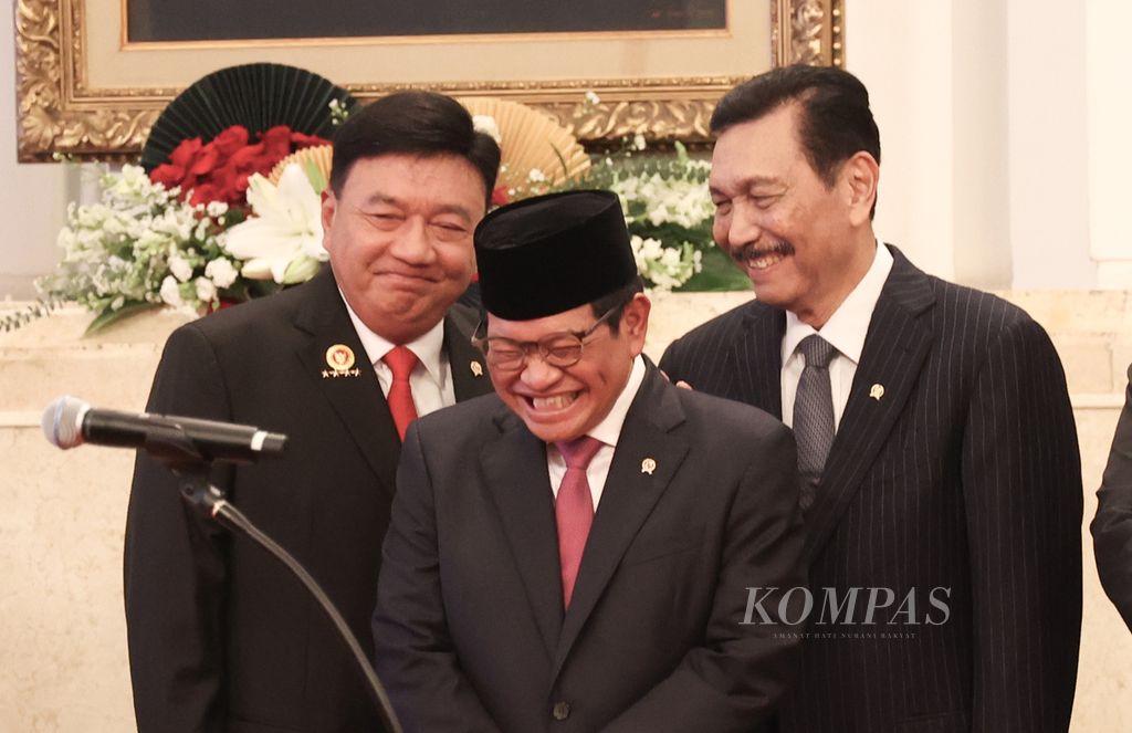 Minister of Maritime Affairs and Investment Coordination, Luhut Binsar Pandjaitan (right), Cabinet Secretary Pramono Anung, and Head of the National Intelligence Agency, Budi Gunawan, joke around before the inauguration ceremony of the Minister of Agrarian Affairs and Spatial Planning/Head of the National Land Agency, Agus Harimurti Yudhoyono (AHY), and the Coordinating Minister for Political, Legal, and Security Affairs (Menkopolhukam) by President Joko Widodo at the State Palace in Jakarta, Wednesday (21/2/2024). AHY replaces the position of Hadi Tjahjanto who was appointed as Menko Polhukam temporarily occupied by Minister of Home Affairs Tito Karnavian. Kompas/Hendra A Setyawan.
