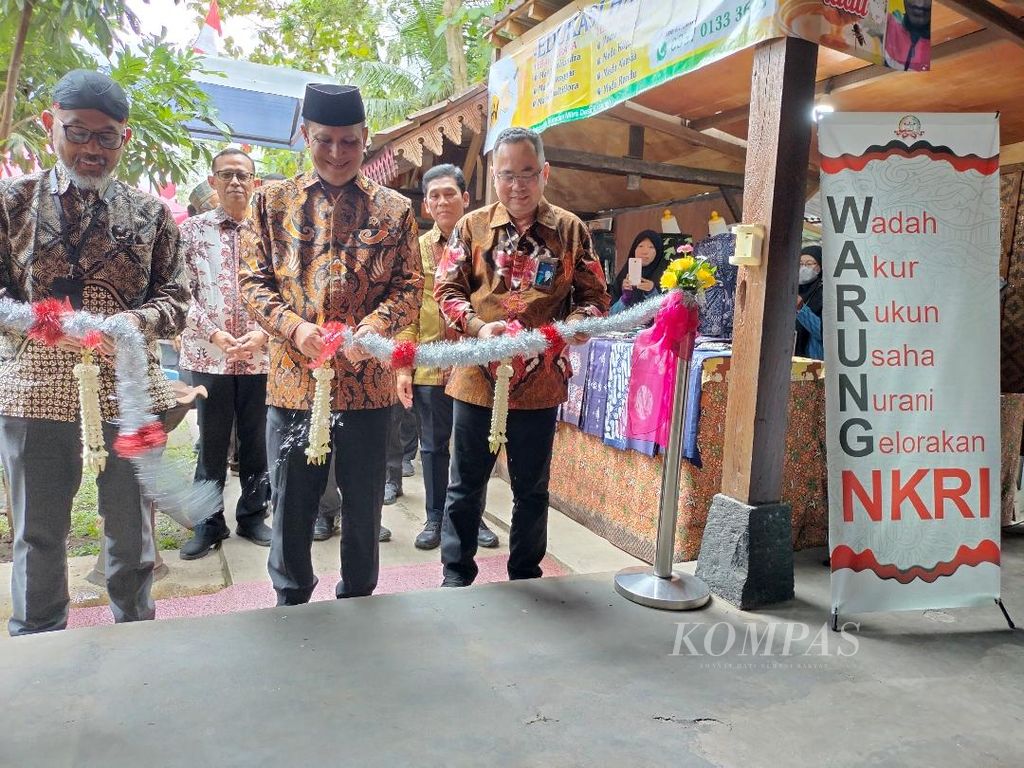 Kepala BNPT Komisaris Jenderal Boy Rafli Amar menggunting pita meresmikan Warung NKRI di Balkondes Borobudur, Kecamatan Borobudur, Kabupaten Magelang, Senin (24/10/2022).