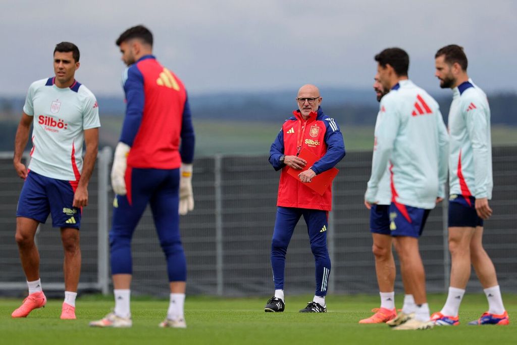 Pelatih Spanyol Luis de la Fuente (tengah) mengawasi latihan para pemainnya selama Piala Eropa 2024 di Donaueschingen, Jerman, Selasa (2/7/2024). 