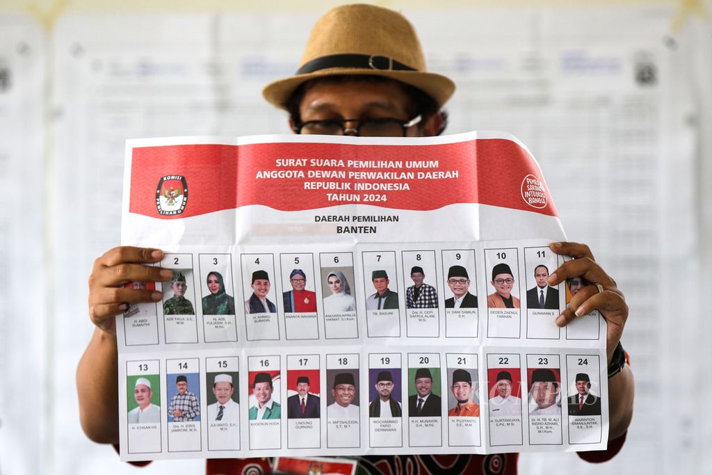 Proses penghitungan surat suara Dewan Perwakilan Daerah (DPD) di TPS 27 Kelurahan Lengkong Gudang Timur, Serpong, Tangerang Selatan, Banten, Rabu (14/2/2024).
