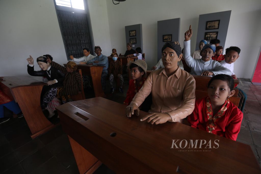 Siswa Sekolah Darurat Kartini mengamati diorama suasana ruang kelas Sekolah Stovia setelah mengikuti upacara upacara peringatan Hari Kebangkitan Nasional di Museum Kebangkitan Nasional, Jakarta, Sabtu (20/5/2023).