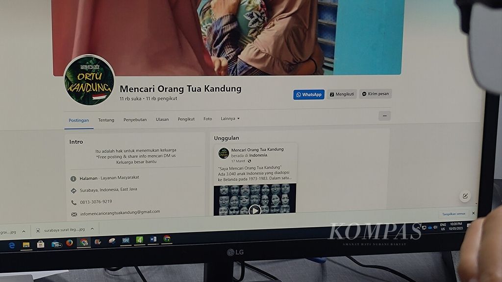 Seorang warga yang terlihat bagian tanggannya memperlihatkan laman Facebook Mencari Orang Tua Kandung, Rabu (10/5/2023). Akun ini membantu membagi informasi bagi mereka yang terpisah dari orangtua kandungnya karena proses adopsi yang tidak sah. Kebanyakan mereka yang ada di forum ini adalah warga Belanda yang dulu diadopsi secara ilegal dari Indonesia.