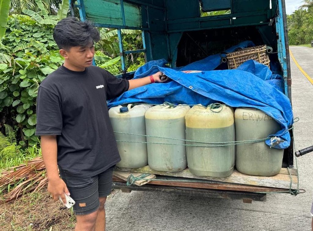 BBM bersubsidi jenis pertalite yang disita polisi dari dua pelaku penimbunan yang ditangkap di Jalan Raya Sipora, Desa Goisooinan, Kecamatan Sipora Utara, Kepulauan Mentawai, Sumatera Barat, Sabtu (2/11/2024).