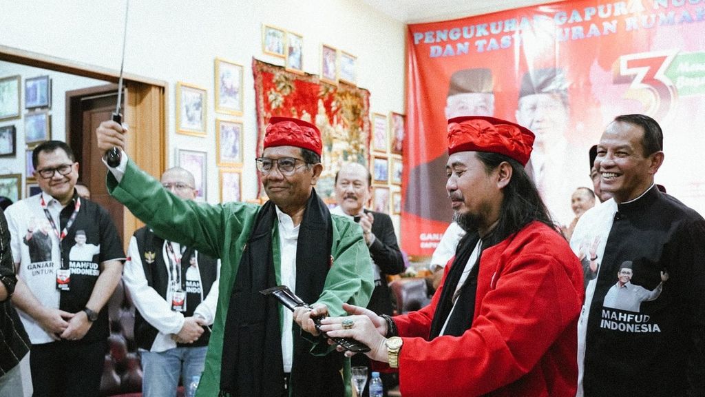 Calon wakil presiden nomor urut 3, Mahfud MD, bertemu dengan tokoh masyarakat di Banten, Rabu (13/12/2023) dalam masa kampanye Pilpres 2024.