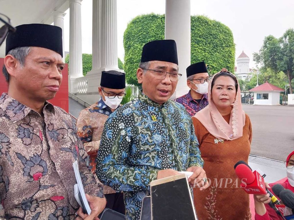 Ketua Umum Pengurus Besar Nahdlatul Ulama Yahya Cholil Staquf saat memberikan keterangan kepada media di Kompleks Istana Kepresidenan, Jakarta, Kamis (22/9/2022).