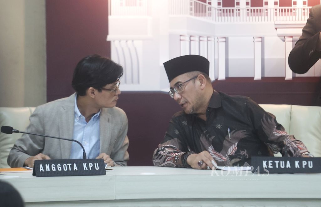 Ketua Komisi Pemilihan Umum (KPU) Hasyim Asy'ari (kanan) berbincang dengan anggota KPU, August Mellaz, di sela-sela memberikan konferensi pers terkait persiapan jelang debat ketiga calon presiden Pemilu 2024 di Kantor KPU, Jakarta, Jumat (5/1/2024). 