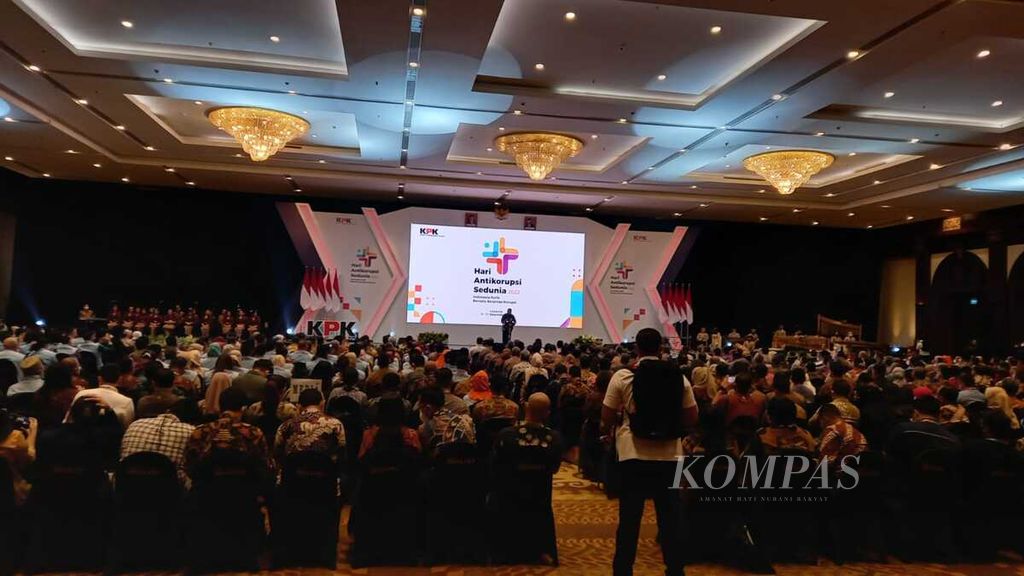 Komisi Pemberantasan Korupsi (KPK) menggelar puncak peringatan Hari Antikorupsi Sedunia Tahun 2022 di Hotel Bidakara, Jakarta, Jumat (9/12/2022), dengan mengusung tema “Indonesia Pulih, Bersatu Berantas Korupsi”. Acara ini dibuka oleh Wakil Presiden Ma’ruf Amin.