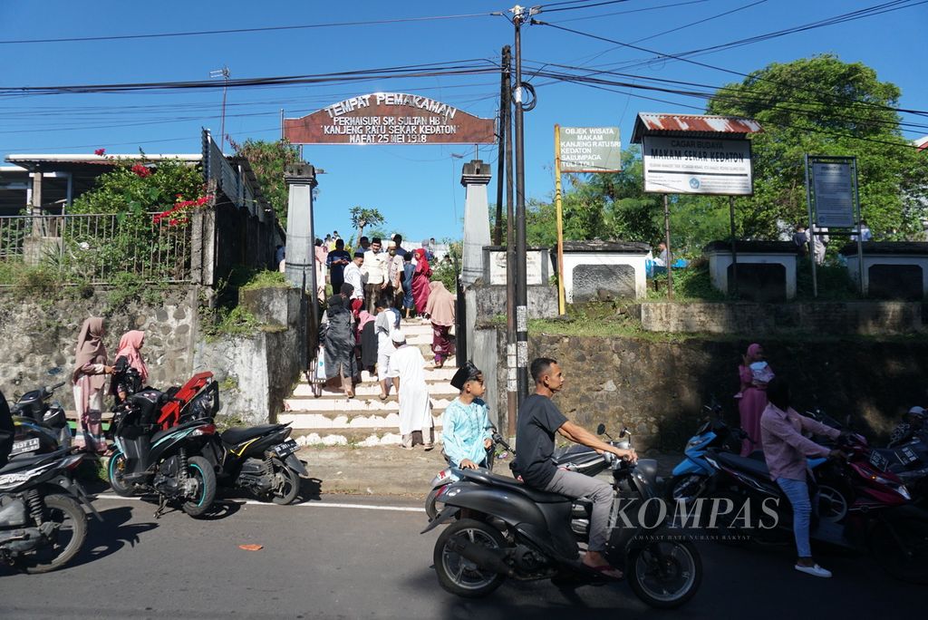 Warga yang beragama Islam berziarah ke kompleks Makam Sekar Kedaton di Manado, Sulawesi Utara, selepas shalat Id pada Idul Fitri 1443 Hijriah, Senin (2/5/2022). Sebagian warga menilai perayaan Lebaran tahun ini lebih semarak karena pembatasan sosial tak lagi ketat seperti dua tahun yang telah lalu.