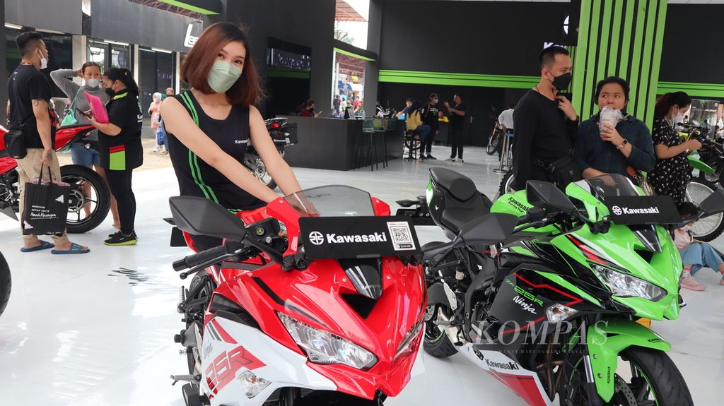 Talia (20)  is a sales promotion girl (SPG) for a motorcycle brand from Japan at the annual Jakarta Fair Kemayoran, Central Jakarta, Saturday (18/6/2022).