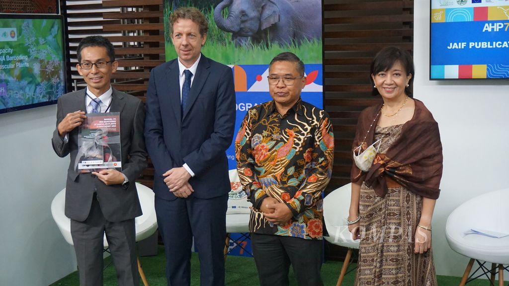 Wakil Menteri Lingkungan Hidup dan Kehutanan Alue Dohong (kedua dari kanan) dan Executive Director ASEAN Centre of Biodiversity Theresa Mundita (kanan) saat hadir dalam Konferensi Taman Nasional ASEAN (ASEAN Heritage Parks/AHP) ke-7 di Bogor, Jawa Barat, Selasa (1/11/2022).