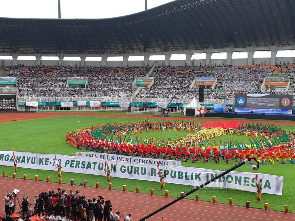 Suasana perayaan Hari Guru Nasional 2018 dalam HUT ke-73 PGRI di Stadion Pakansari, Kabupaten Bogor, Jawa Barat, Sabtu (1/12/2018). 