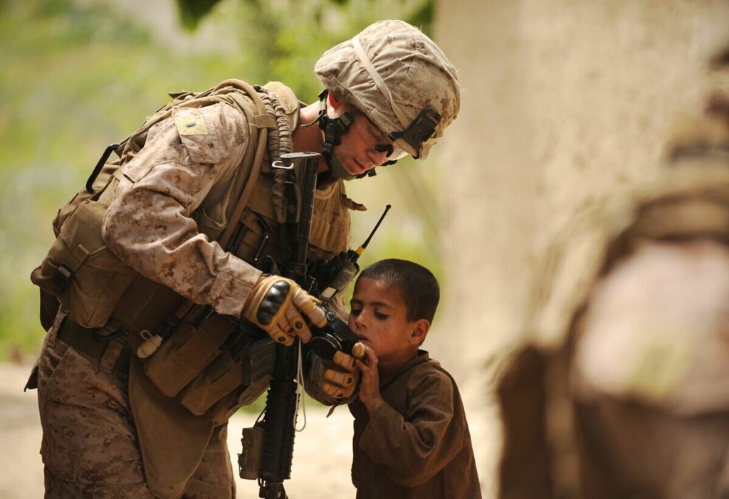 Perwira Marinir Amerika Serikat dan anak Afghanistan pada April 2011. Dalam laporan pada Januari 2023, sebanyak 25 persen prajurit AS termasuk kelompok rawan pangan.