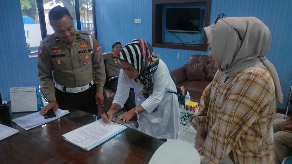 Keluarga korban tabrak lari di Kota Parepare menandatangani perjanjian damai di Markas Polres Parepare, Rabu (9/11/2022).