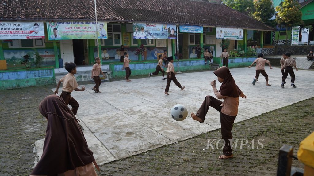 Anak-anak bermain bola menunggu jam masuk sekolah di SDN Bojongmenteng, Kecamatan Leuwidamar, Kabupaten Lebak, Banten, Jumat (17/3/2023). Selain meningkatkan kebugaran anak, aktivitas fisik secara rutin membantu anak memiliki kesehatan mental yang lebih baik. Berkegiatan fisik juga membantu fokus dan pembelajaran dapat berjalan makin baik.  