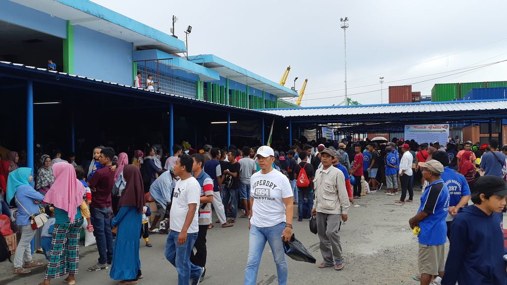 Aliran pemudik di Pelabuhan Yos Sudarso Ambon, Maluku, pada Jumat (13/12/2019).