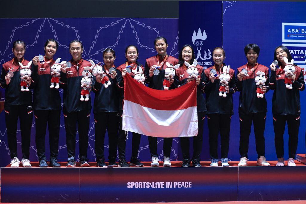 Tim bulu tangkis putri Indonesia meraih medali perak beregu putri SEA Games Kamboja 2023. Dalam final di Morodok Techo National Stadium, Phnom Penh, Kamis (11/5/2023), Indonesia dikalahkan Thailand, 0-3. 