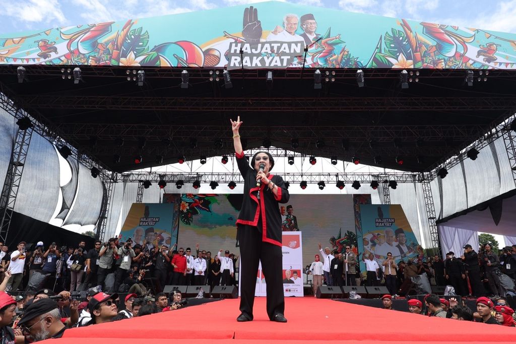Ketua Umum PDI-P Megawati Soekarnoputri saat berorasi dalam kampanye terbuka Ganjar Pranowo-Mahfud MD pertama di Lapangan Tegallega, Bandung, Jabar, Minggu (21/4/2024).