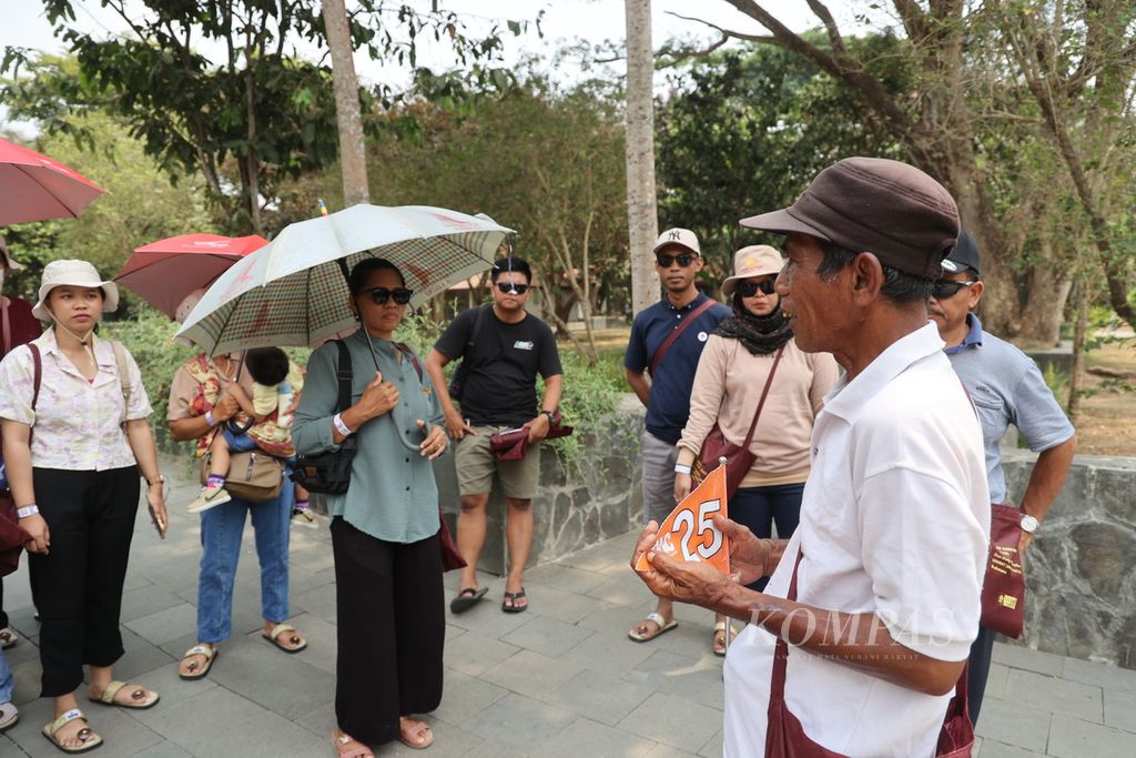 Pemandu wisata menyampaikan penjelasan kepada wisatawan yang berkunjung ke Candi Borobudur, Magelang, Jawa Tengah, Rabu (25/10/2023). 