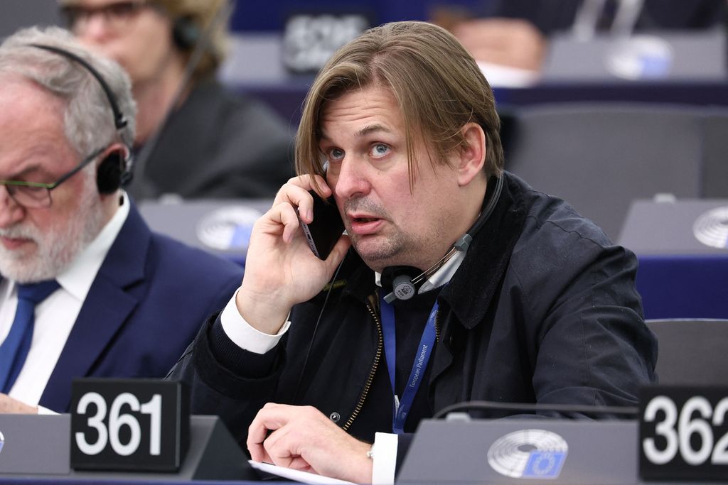 Maximilian Krah, anggota Parlemen Eropa dari partai sayap kanan Jerman, Alternatif untuk Jerman (AfD), menghadiri sesi pemungutan suara di Parlemen Eropa di Strasbourg, Perancis, Selasa (23/4/2024).