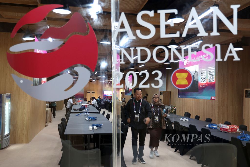 Salah satu ruangan <i>media center</i> untuk gelaran KTT Ke-42 ASEAN di Labuan Bajo, Manggarai Barat, Nusa Tenggara Timur, Minggu (7/5/2023). Lebih dari 350 wartawan baik dalam maupun luar negeri yang mendaftar untuk meliput KTT ASEAN pada 9-11 Mei 2023. 
