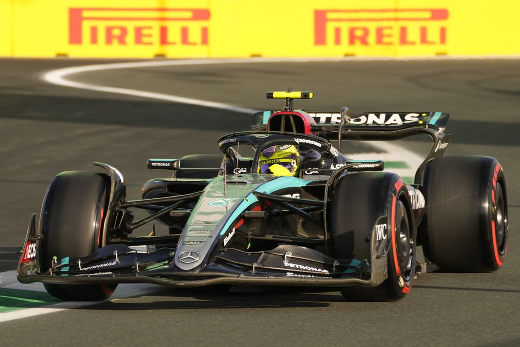 Pebalap tim Mercedes, Lewis Hamilton, memacu mobilnya pada sesi latihan pertama F1 seri Arab Saudi di Sirkuit Jeddah Corniche, Jeddah, Kamis (7/3/2024).