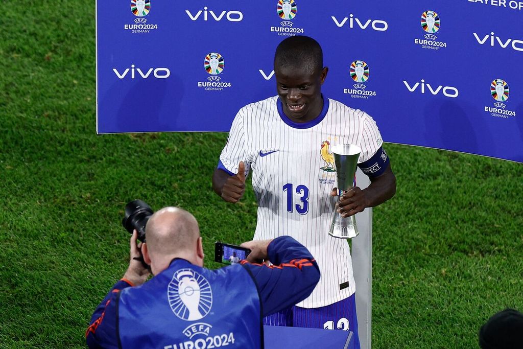 Gelandang Perancis N’Golo Kante berpose dengan trofi Pemain Terbaik Laga seusai pertandingan Grup D Piala Eropa 2024 antara Perancis dan Austria di Duesseldorf, Jerman, Selasa (18/6/2024) dini hari WIB. 