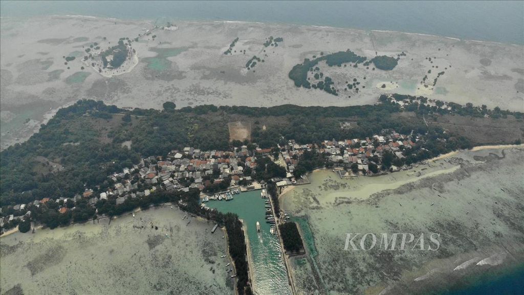 Foto aerial Pulau Pari di Kabupaten Kepulauan Seribu, DKI Jakarta, Minggu (4/8/2019). Pulau Pari merupakan salah satu wilayah pulau kecil yang terdampak perubahan iklim.