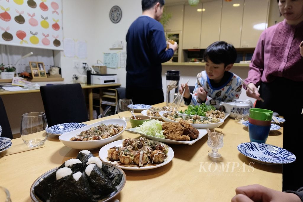 Kelima anggota keluarga Higashiuchi menyiapkan makan malam di kediamannya di kota Isahaya, Prefektur Nagasaki, Jepang, Sabtu (27/1/2024). Keluarga Higashiuchi adalah salah satu keluarga yang membuka rumahnya untuk menampung peserta program Japan-East Asia Network of Exchange for Students and Youth (Jenesys) 2024. Jenesys adalah program Kementerian Luar Negeri Jepang yang dilaksanakan oleh Japan International Cooperation Center (JICE).