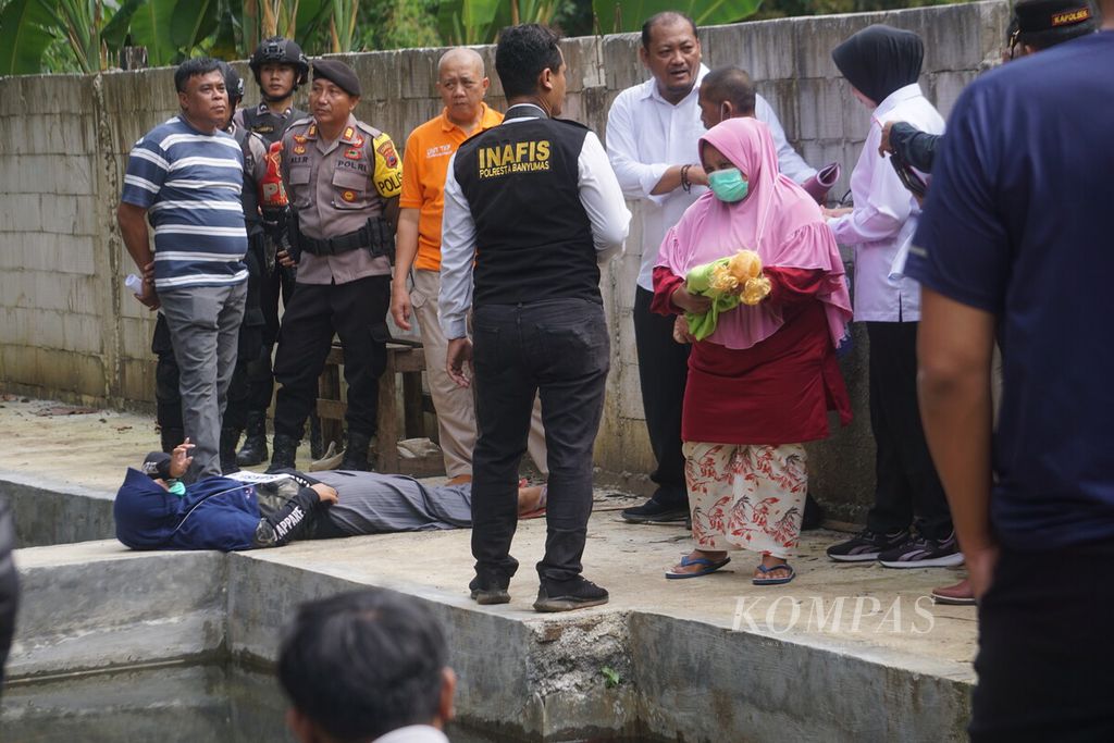 Suasana rekonstruksi kasus inses bapak terhadap putrinya hingga melahirkan bayi sebanyak tujuh kali di Purwokerto, Banyumas, Jawa Tengah, Senin (24/7/2023).
