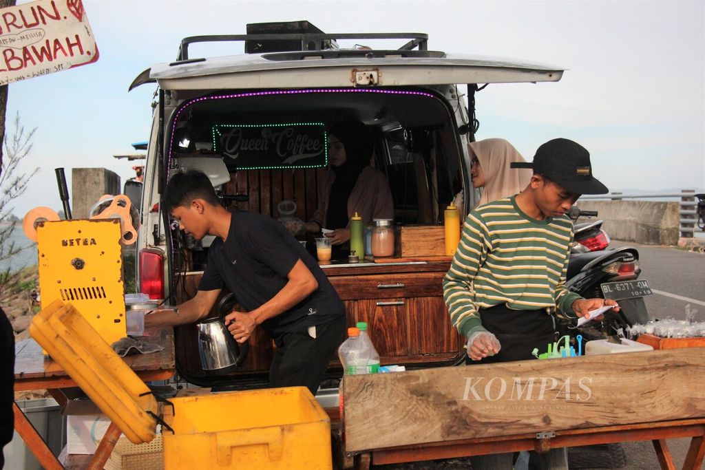 Pekerja sedang menyiapkan pesanan kopi Pantai Ulee Lheue, Kecamatan Meuraxa, Kota Banda Aceh, Provinsi Aceh, Selasa (21/2/2023). Budaya ngopi telah mendorong para pebisnis untuk membuat konsep warung/kafe lebih kekinian.