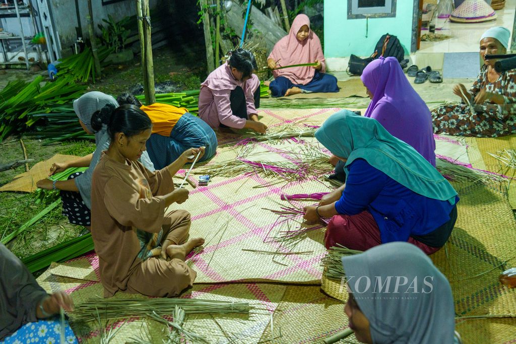 Kaum perempuan di desa Danau Lamo, Kecamatan Maro Sebo, Muaro Jambi, menganyam tikar pandan, Selasa (7/5/2024).