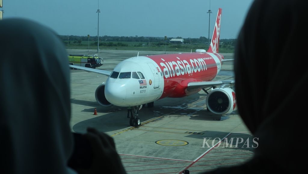 Pengunjung melihat pesawat maskapai Air Asia yang mendarat di Bandara Internasional Jawa Barat di Kertajati, Kabupaten Majalengka, Rabu (17/5/2023). Pesawat itu pertama kalinya melayani penerbangan dengan rute Kuala Lumpur ke Kertajati. Pesawat itu mengangkut 64 penumpang dari Malaysia.