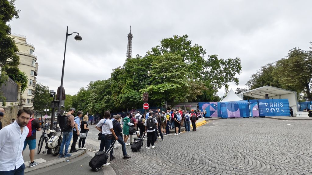 Para penonton upacara pembukaan Olimpiade Paris 2024 sedang mengantre masuk area Trocadero, Jumat (26/7/2024). Trocadero merupakan titik akhir dari parade atlet di Sungai Seine.