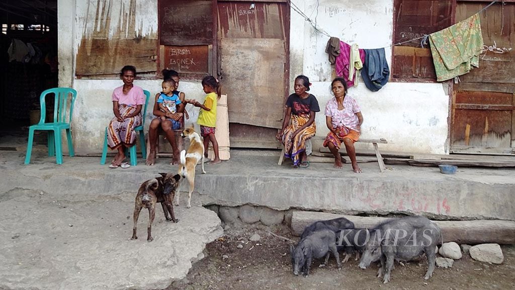 Sejumlah eks pengungsi Timor Timur masih bertahan di kamp pengungsian di Desa Silawan, Kecamatan Kakuluk Mesak, Kabupaten Belu, Nusa Tenggara Timur, Selasa (11/4/2017). Selama 18 tahun, mereka adalah pengungsi prointegrasi sejak referendum Timor Timur 1999 di negeri jiran itu. 