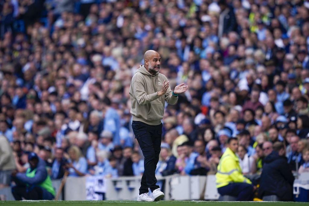 Aksi Manajer Manchester City Pep Guardiola di pinggir lapangan saat laga Liga Inggris antara City dan Ipswich Town di Manchester, Sabtu (24/8/2024). 