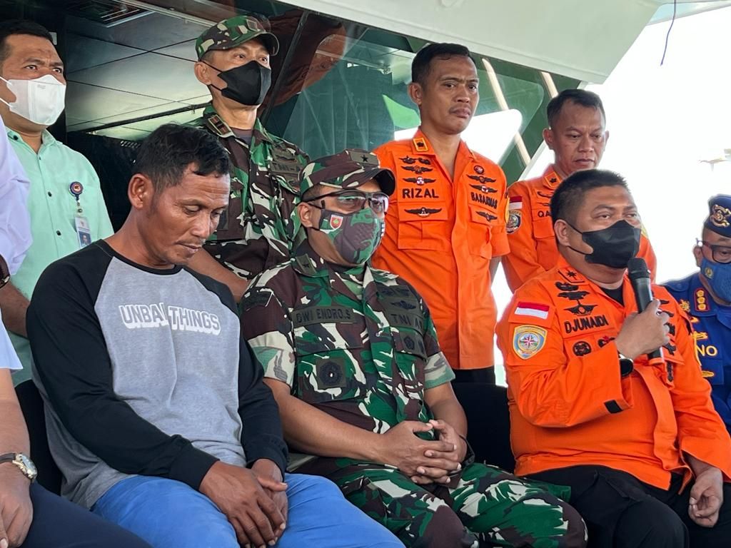 Nakhoda KM Ladang Pertiwi, Supriadi (baju kaos, abu-abu), menjelaskan insiden tenggelamnya KM Ladang Pertiwi di Selat Makassar dalam jumpa pers di KN Kamajaya, Selasa (31/5/2022).